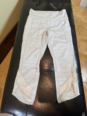 Athleta Textured Heather Gray Capri Leggings with POCKETS & Mesh Insets EUC